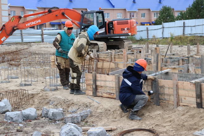 На стройке работа кипит.