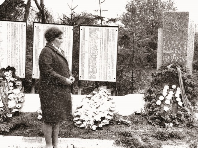 27 мая 1974г. г. Кресцы Новгородской области Валентина у братской могилы, где похоронен Казанцев И.П.