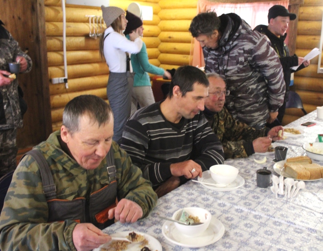 После горячей ухи и плова настроение рыбаков улучшилось.